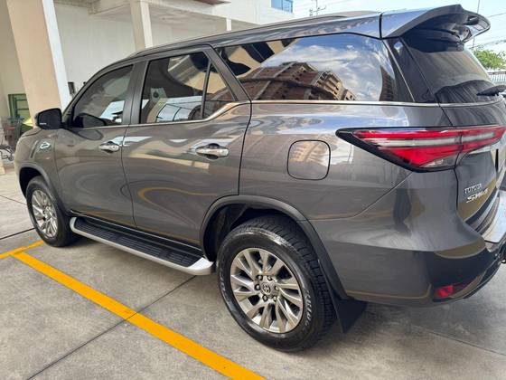 TOYOTA HILUX SW4 2.8 D-4D TURBO DIESEL SRX 7L 4X4 AUTOMÁTICO